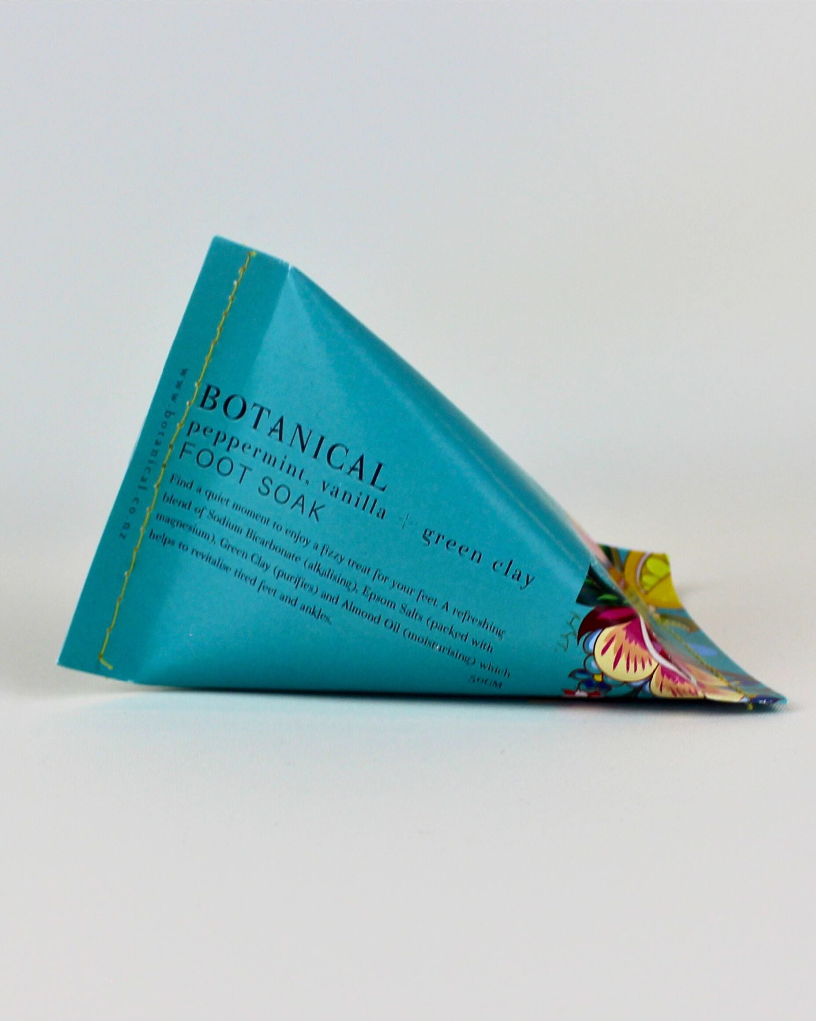 Pamper your feet with this botanical foot soak, made with natural plant-based ingredients in New Zealand. Perfect for self-care, relaxation, and soothing tired feet, or as a thoughtful addition to a wellness gift box.