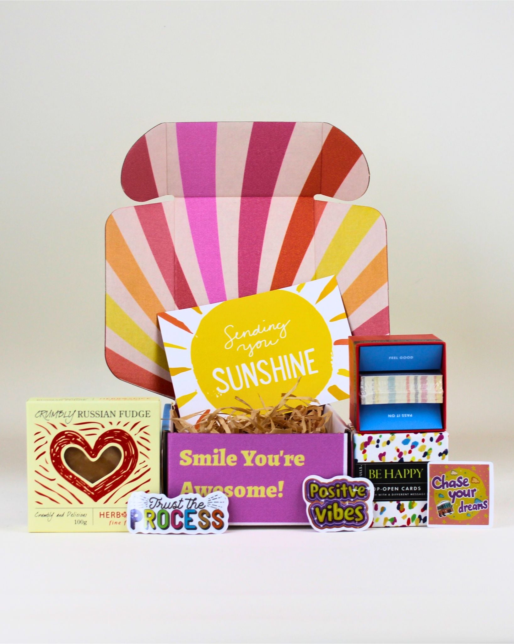 The Desk Delight Gift Box features 30 inspirational pop-open cards and mouthwatering Russian fudge, beautifully packaged with a positive message, making it perfect for gifting to friends and colleagues.