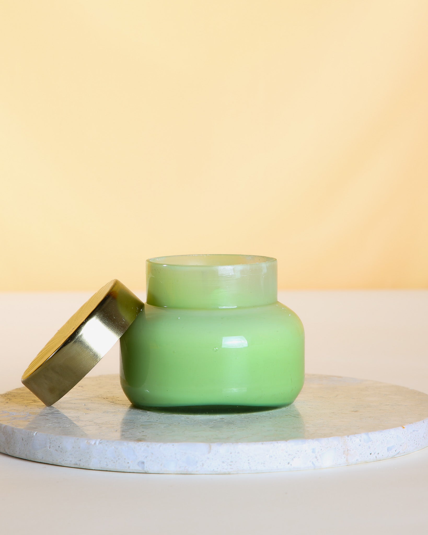 This luxury green pear scented candle adds a touch of elegance to any space, offering a delicate fragrance and stylish presentation, ideal for gifting or personal use.